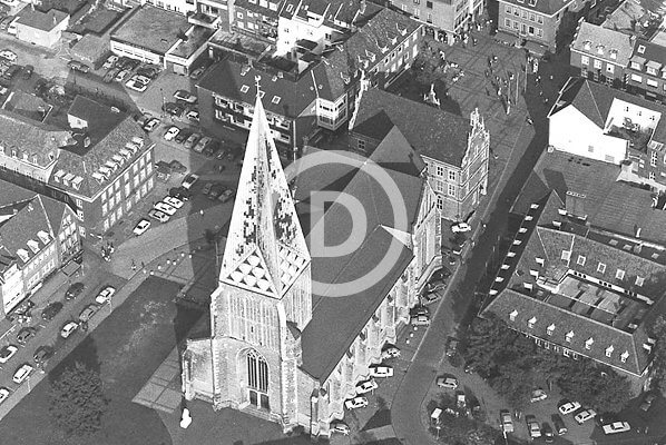 Georgskirche, dahinter Historisches Rathaus und Marktplatz im Jahre 1980